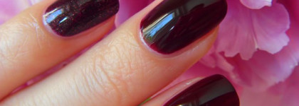 Бокал красного вина в солнечный день