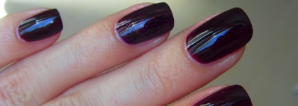 Бокал красного вина в солнечный день