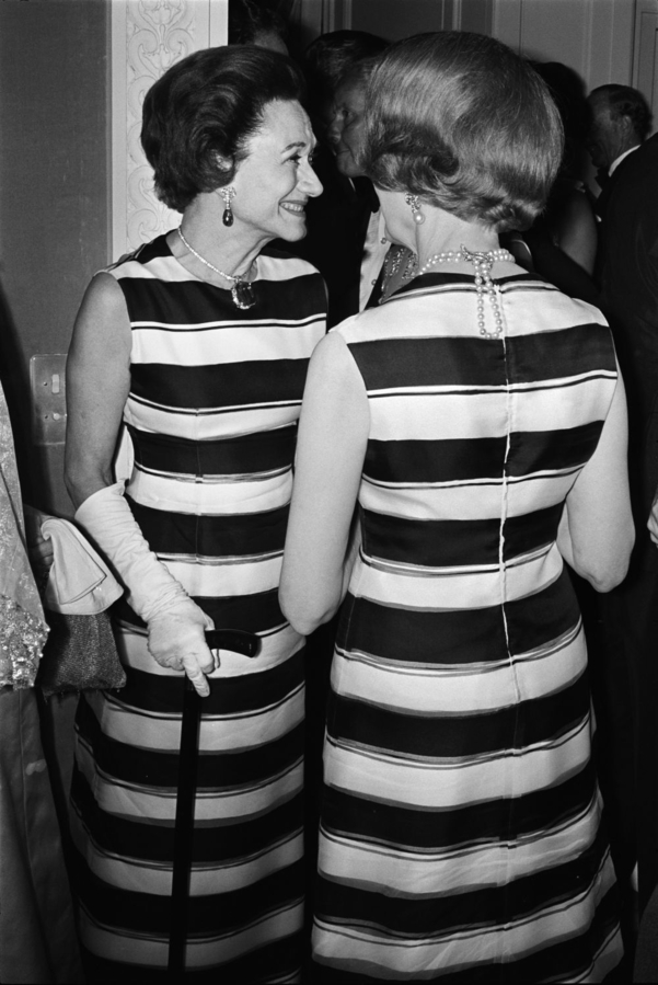 Вот, например, герцогиню Виндзорскую такое обстоятельство на вечеринке в июньском Париже 1966-го, кажется, ничуть не смутило