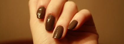 Молочный шоколад на ногтях