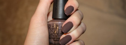 Молочный шоколад на ногтях