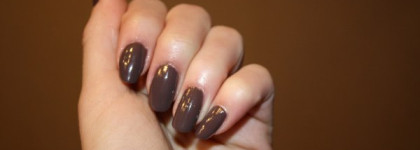 Молочный шоколад на ногтях