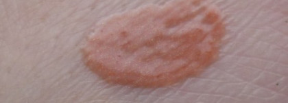 Guerlain kiss kiss  Essence De Gloss  № 440