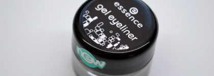 Гелевая подводка Essence №01 Midnight in Paris