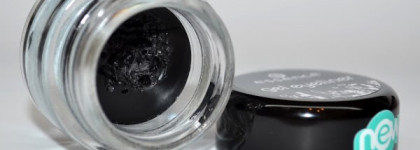 Гелевая подводка Essence №01 Midnight in Paris