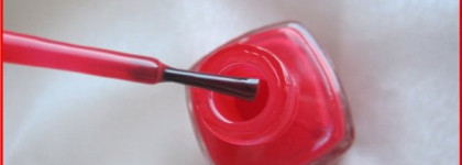 Сущность божьей коровки. Лак Essie Escaapades № 642