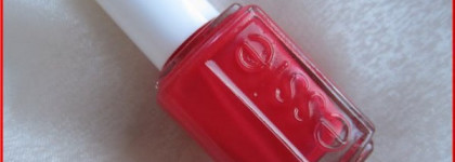 Сущность божьей коровки. Лак Essie Escaapades № 642
