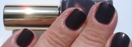 Капелька раскалённой лавы в кубике льда