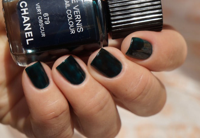 Chanel Le Vernis Nail Colour 679 Vert Obscur