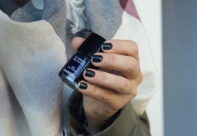 Chanel Le Vernis Nail Colour 679 Vert Obscur