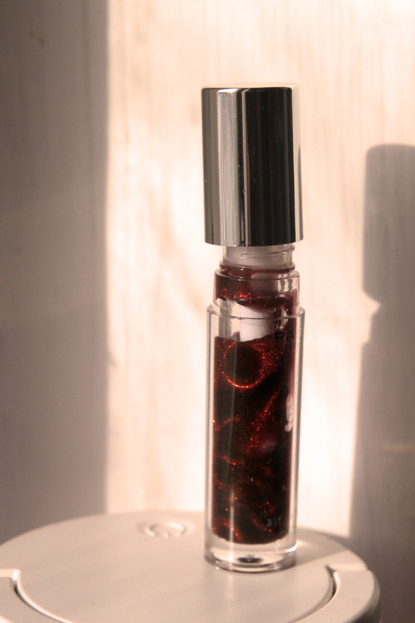 При открытии и вытаскивании аппликатора кружочки начинают постепенно перемешиваться.