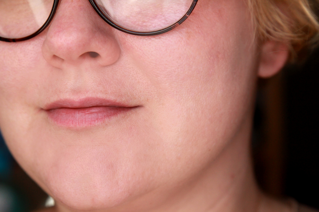 Губы без блеска.(свет из окна)