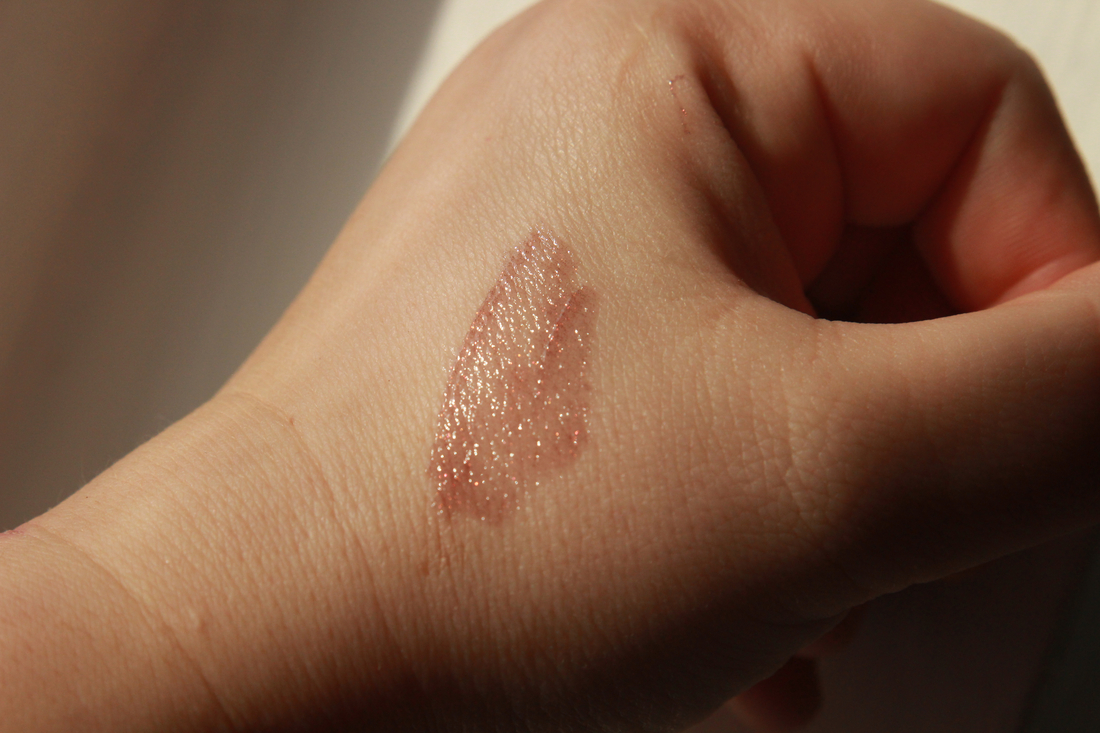 Если распределить, то это обычное масло в трендовом коричневом оттенке, блестки почти не видны.