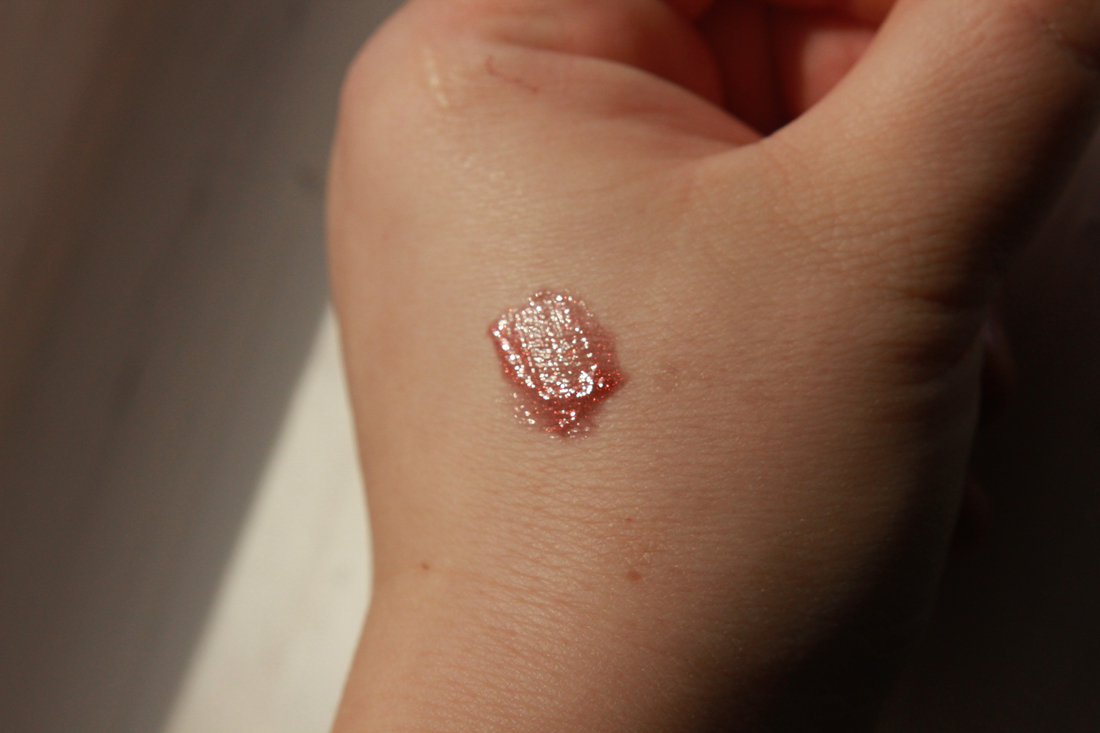 Видны красные блестки. (на солнце)