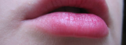 Сочные губки, румяные щечки - обращайтесь к Tony Moly Mini Tint, в оттенке №1 Cherry Pink