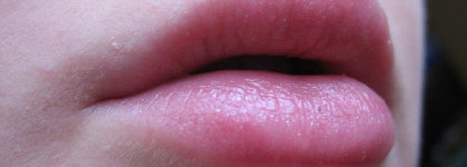 Сочные губки, румяные щечки - обращайтесь к Tony Moly Mini Tint, в оттенке №1 Cherry Pink