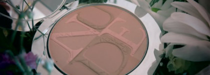 Лето пришло: сияющая оттеночная пудра Diorskin Nude Tan – Eclat 001 Aurore