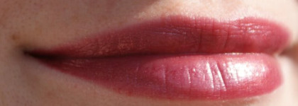 Помады Chanel Aqualumiere №82 и Sisley Phyto-Lip Shine №12