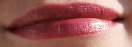 Помады Chanel Aqualumiere №82 и Sisley Phyto-Lip Shine №12