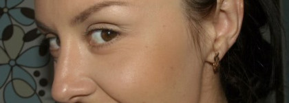 Кусочек лета.  Essence bronzing compact powder shimmer 01 bronzing qween