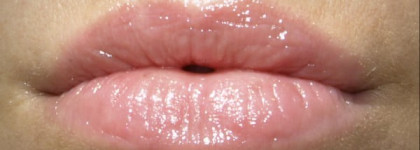 Мои бюджетные радости - блеск для губ H&M Kiss Kiss и тени Maybelline Color tattoo 05 Eternal gold