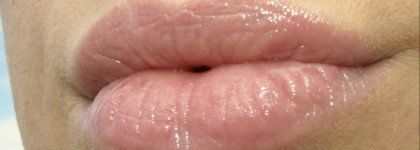 Мои бюджетные радости - блеск для губ H&M Kiss Kiss и тени Maybelline Color tattoo 05 Eternal gold