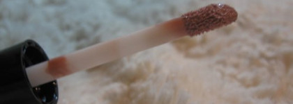 Любителям мучений с нанесением средств для губ понравится Lipglass Brilliant A Levres #A51 (Good Times) от m.a.c. из коллекции "Mac Me Over"