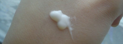 Матовая кожа с сывороткой Peach Sake Pore Serum от Skinfood и натуральный взгляд с тушью для ресниц 5-в-1 "Очевидный эффект" от Oriflame