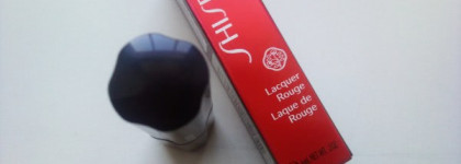 К слову о Хэллоуине: кроваво-красный Shiseido Laquer Rouge # RD 607