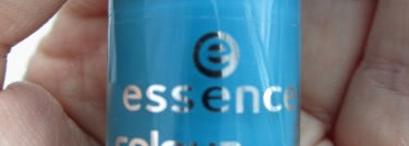 Двухцветный маникюр с лаками Essence colour&go №46 wake up! и № 55 let`s get lost