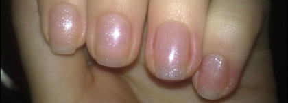 Блестящая нежность на ногтях с лаком Alvin D’or #04