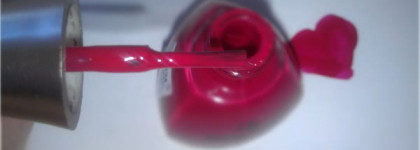 Яркая малинка на ногтях с лаком Golden Rose #124