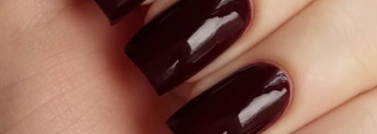 Morgan Taylor Professional Nail Lacquer 50034 "Take The Lead", 50129 "Good Luck Charm"