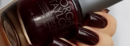 Morgan Taylor Professional Nail Lacquer 50034 "Take The Lead", 50129 "Good Luck Charm"