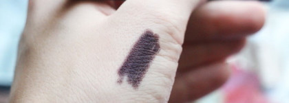 Карандаш для глаз в оттенке Rouge Noir из Chanel Rouge Noir Holiday Collection 2015