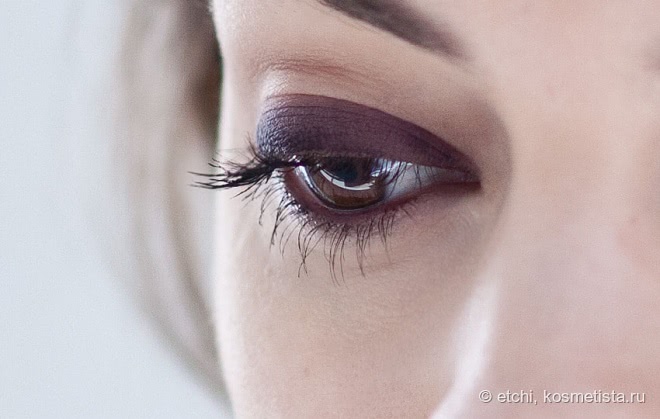 Карандаш для глаз в оттенке Rouge Noir из Chanel Rouge Noir Holiday Collection 2015