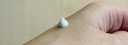 Увлажнение с дневным тонизирующим кремом для кожи вокруг глаз с природными УФ фильтрами Петрушка и Лимонник от Green Mama