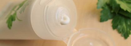 Увлажнение с дневным тонизирующим кремом для кожи вокруг глаз с природными УФ фильтрами Петрушка и Лимонник от Green Mama