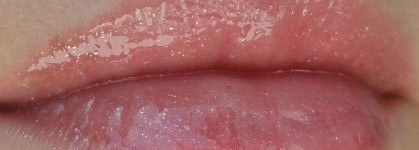 Нежность ваших губ с Chanel Lèvres Scintillantes Glossimer # 166 Amour