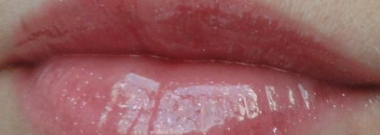 Нежность ваших губ с Chanel Lèvres Scintillantes Glossimer # 166 Amour