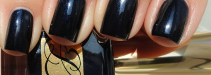 Просто  "синий" , но красивый  Estee Lauder Pure Color Nail Lacquer Blue Blood