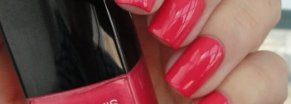 Chanel Le Vernis Nail Colour 571 Fracas