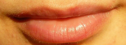 Очень симпатичный бальзамчик для губ Dior Addict Lip Glow FPS 10 SPF