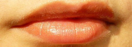 Guerlain Terracota Gloss Moisturising Sun Shimmer Gloss 02 sierra– Летний увлажняющий блеск для губ SPF 15