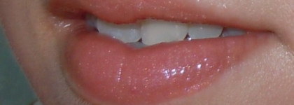 Нежный нюдовый блеск для губ Guerlain Kiss Kiss Essence De Gloss №440