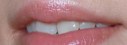 Нежный нюдовый блеск для губ Guerlain Kiss Kiss Essence De Gloss №440