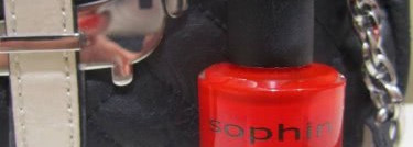 "Дамский набор - туфли на шпильке, маленькое черное платье и красный лак Sophin"