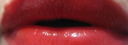 Сексуальные губы с   Revlon Colorburst Lipgloss в оттенке 081 Fire