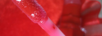 Сексуальные губы с   Revlon Colorburst Lipgloss в оттенке 081 Fire