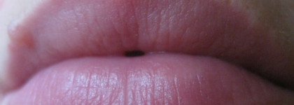 Revlon Color Burst Lip Butter в оттенке 070 Cherry Tart